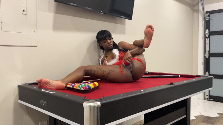 Majesty Nasty: Ébano juega con el coño en la mesa de billar