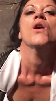 Un'intera banda di forti ragazzi neri circonda una miLF mora e la scopano crudo