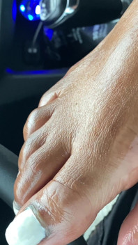 Sesión de coche, frotando los pies aceitosos, ella dominó toejob splash