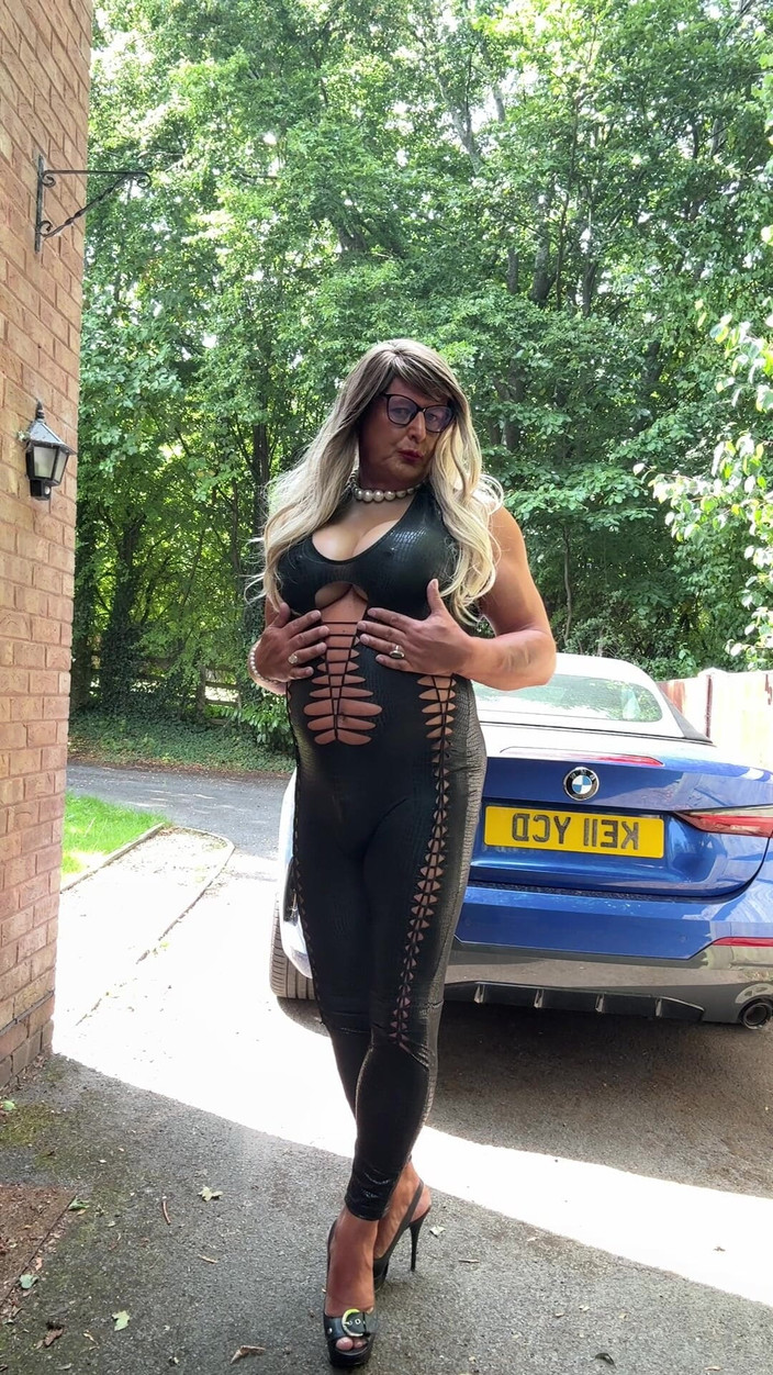 Kellycd2022: Sexy Crossdresser Kellycd2022 v černé pvc kombinéze a podpatcích