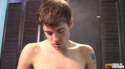 Gay Diaries: Un mec excité jouit deux fois pendant qu'un ami lui...