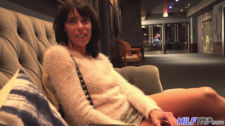 MILF Trip: Magrinha mãe solteira Lexi Foxy fode cara mais jovem em...
