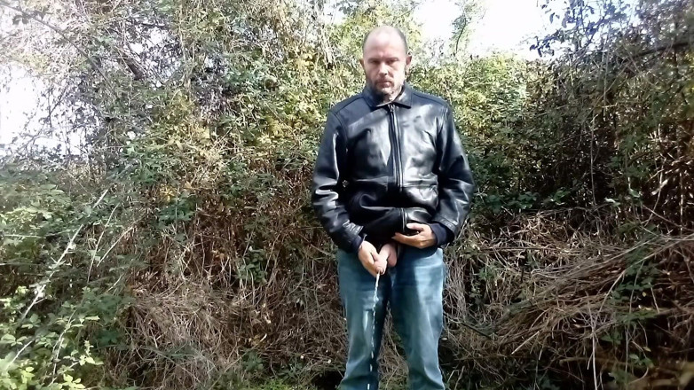 Rockardglans: Rockard Daddy Pissing Wanking a Cumming pro Trucker na venkovním...
