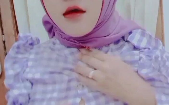 Shine-X: 그녀의 가슴을 짜내고 자위하는 쿠알라룸푸르 여자의 바이러스 성 보라색 히잡