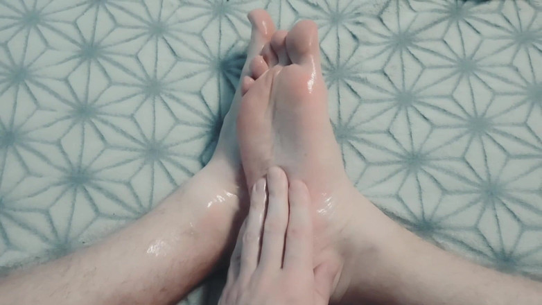 Pasha: Guy masse doucement ses pieds avec de l’huile