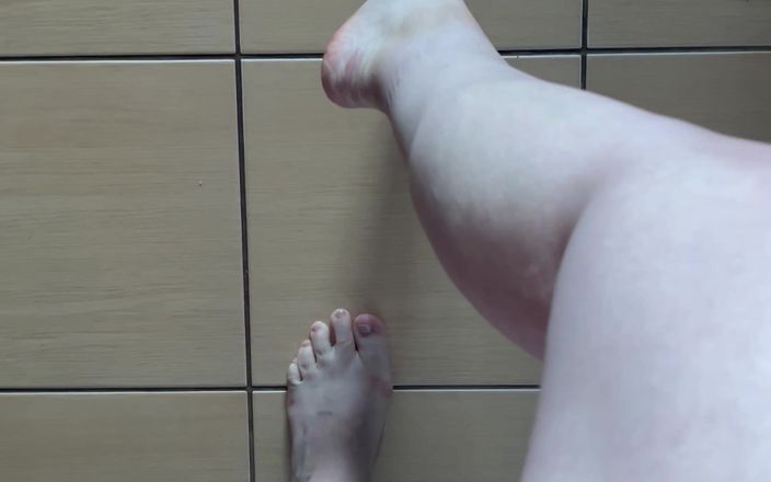 Feet: Punto de vista: camino descalzo