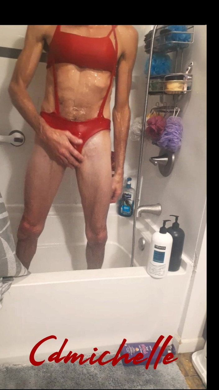Cd Michelle lingerie: Cdmichelle falando um chuveiro enquanto chupa e fode vibrador