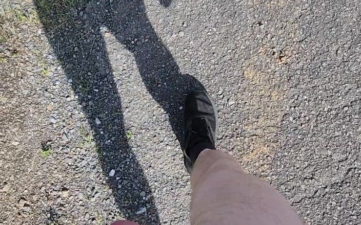 Djk31314: Buiten rondlopen met alleen sokken en schoenen aan