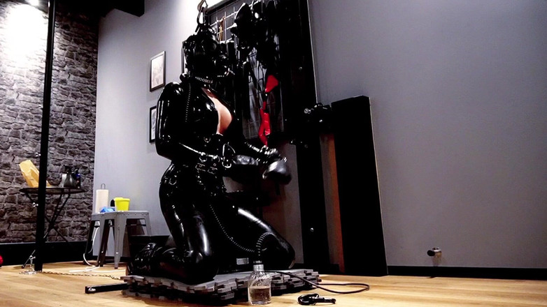 Hooded June: Ligada ao sybian em algum sério auto-escravidão