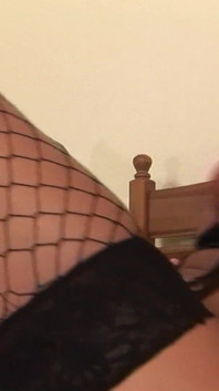 Lesbiche con piercing che si di danno piacere a vicenda con fisting