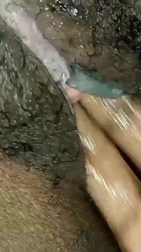 वह ऊँगली करना पसंद करती है