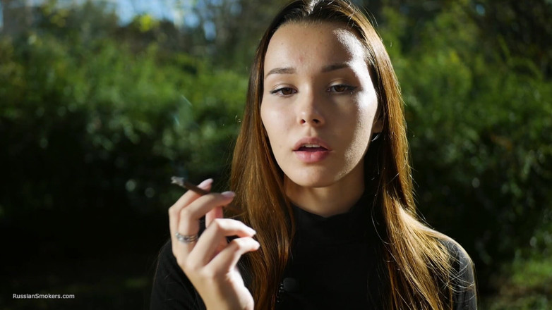 Russian Smokers: Doce sensual russa menina fumando cigarro ao ar livre