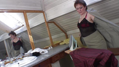 Porno kino: 来自德国的黑发女人知道如何让一个男人射精