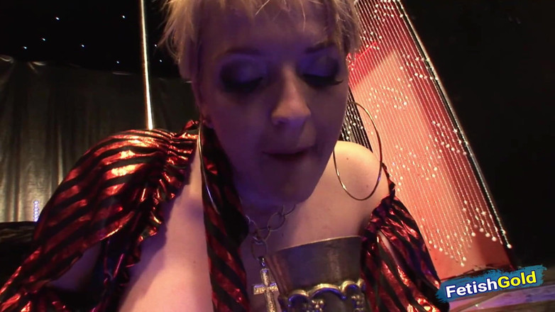 Fetish Gold: Seksowna blondynka rozbiera się w klubie, zanim ostro uderzyła jej...