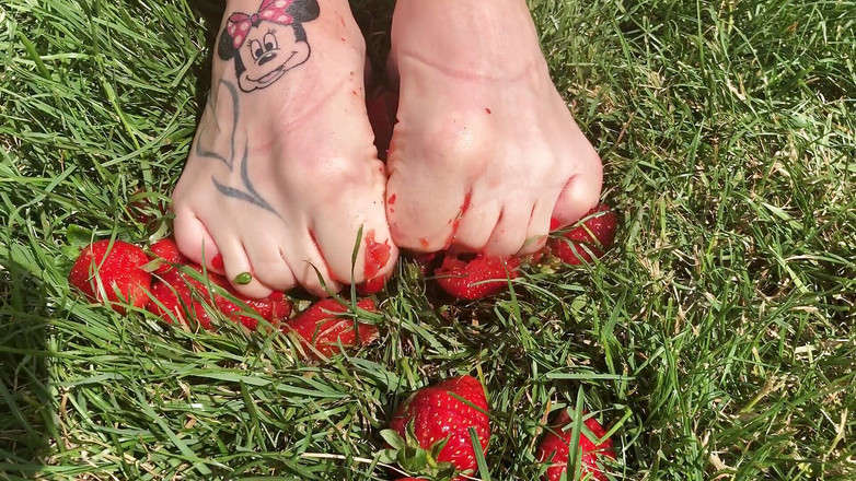 Euro Models: Полуниця, що дробить ноги крупним планом