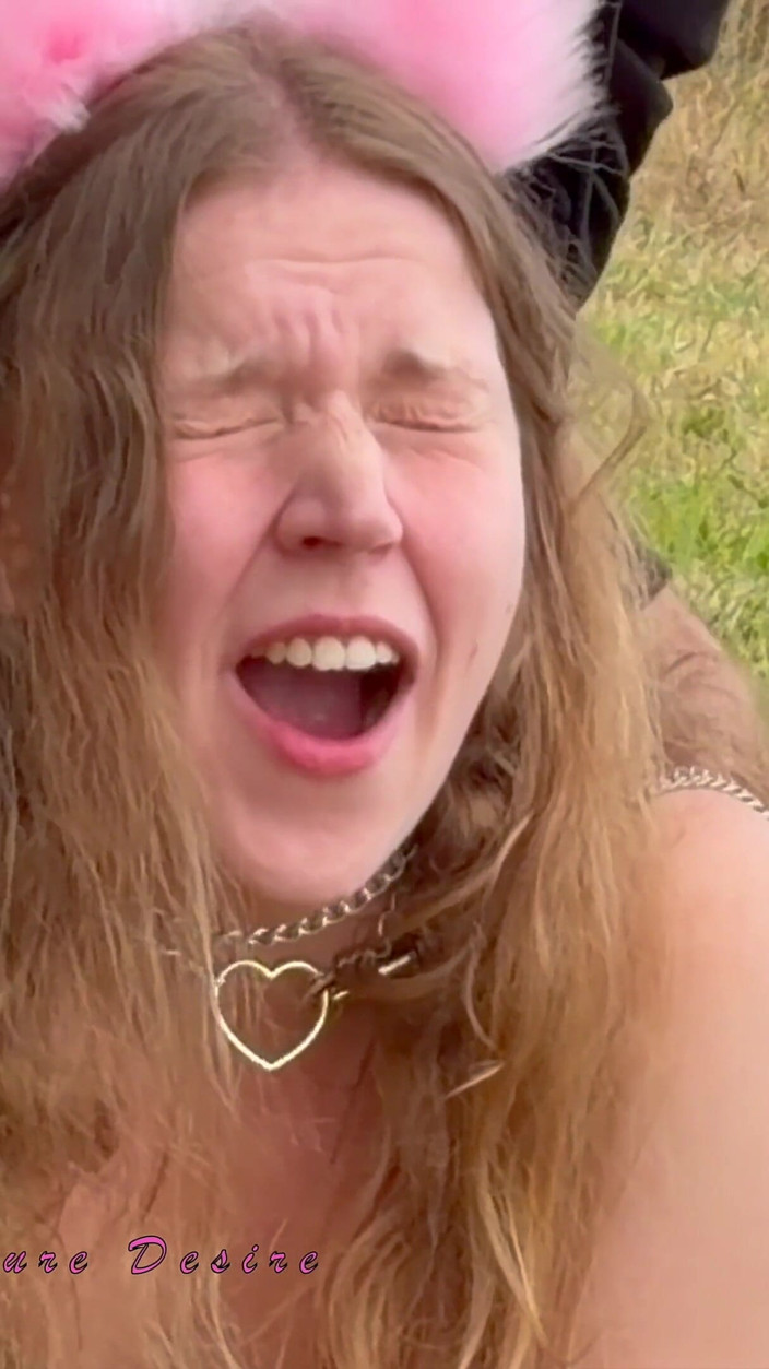 Petite blond your pure desire: La ragazza viene portata fuori al guinzaglio da un gentiluomo...