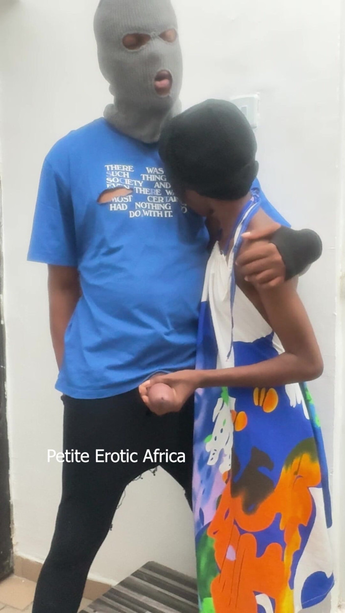 Petite Erotic Africa: Penetrace hubená ve stoje