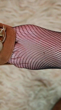 Elegant & Edgy: zwarte legging, fijne visnet & suede flats