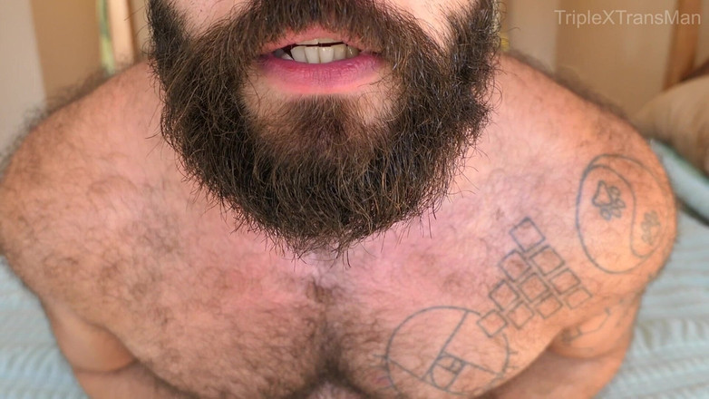 TripleXTransMan: 攻撃的なトランス男性の身体崇拝