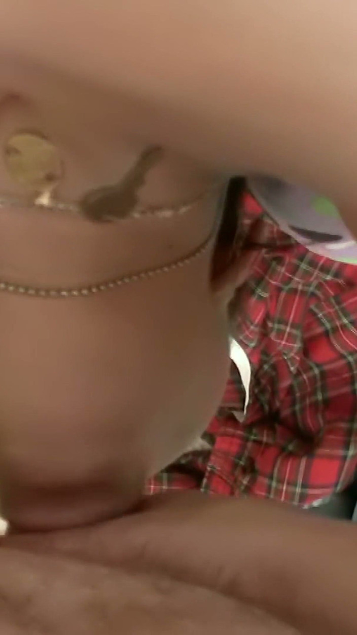 Worldwide Sex Movies: Petite brune avec un collier croix - pipe en POV