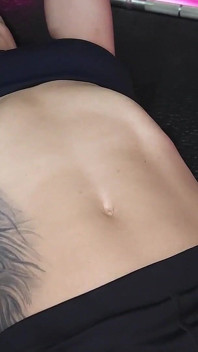 Abdomen irezistibil... Nu putea să stea departe