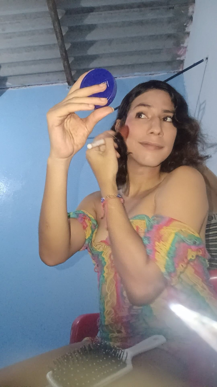 Femboy from Colombia: O să vopsesc această cameră