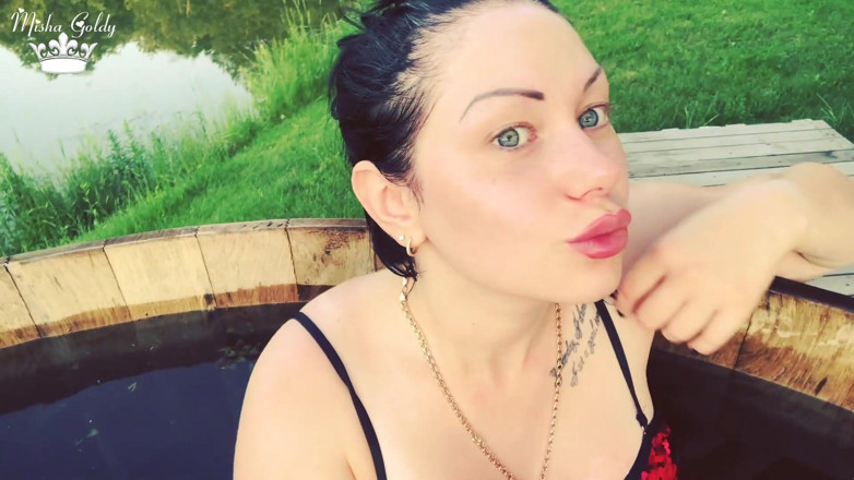 Goddess Misha Goldy: Adorabile profumo delle labbra nella vasca calda all'aperto
