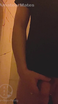Un Garçon Hétéro Amateur Surpris Et Filmé Dans Les Toilettes D'un Club