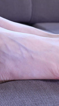 Fétichisme des pieds, taquinage avec de longs ongles sur les longs ou les pieds
