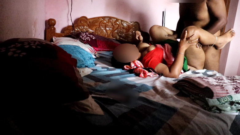 Black & white desicat: Sari amcıklı büyük göğüslü Hintli ev hanımı parmaklanıyor