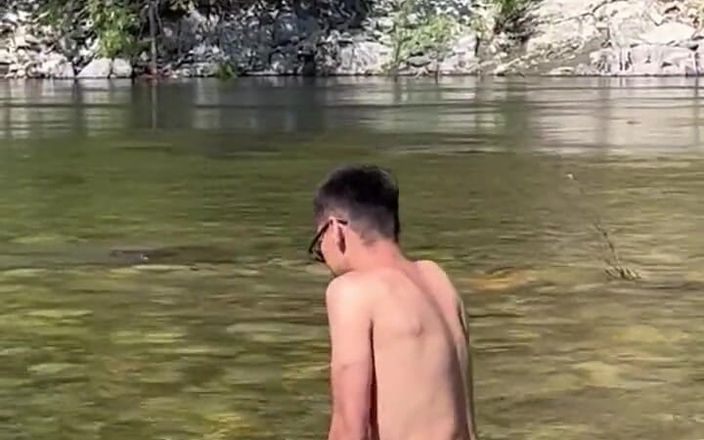 Z twink: Naakte kerel in de rivier