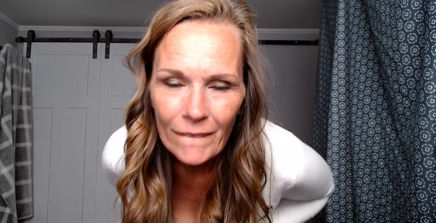 KimitheMilfMommy: Učitelka tě viděla jak si honíš ve třídě. Dává ti...