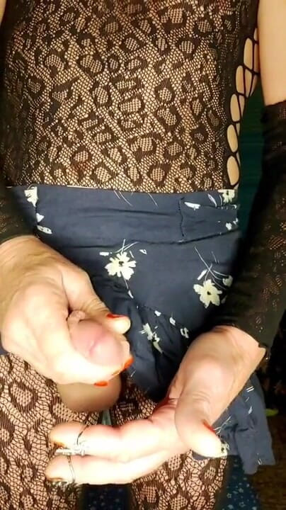 Lizzaali: Boşalma öncesi oynuyor ve tadılıyor