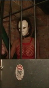 Des seins humiliants se pincent dans la cage