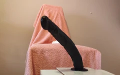 Ich deh meinen dicken arsch mit zwei riesigen dildos