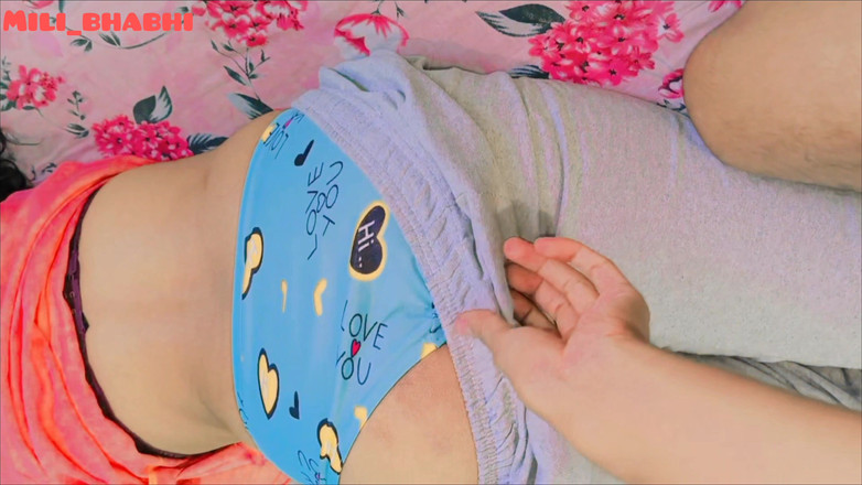 Mili bhabi: Bonita desi meia-irmã 18+ buceta apertada hindi audio sexo