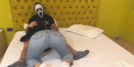 Couple Of Pleasure: Ghostface dostane zdarma kouření na Halloween