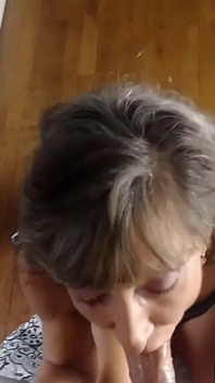 Petite milf chupa pau gordo