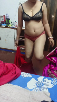 Ama de casa bengalí india abre su sari en la oficina del jefe y hace sexo duro con el jefe