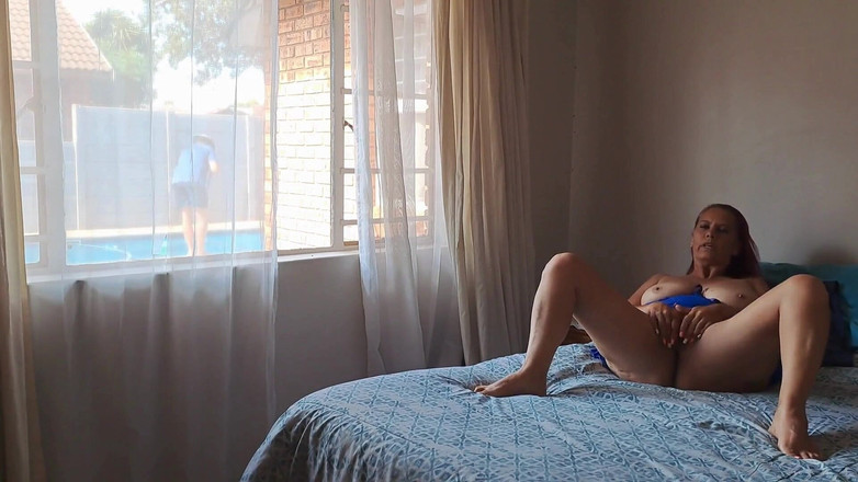 Exotic Tracy: Soția infidelă prinsă masturbându-se! Fute băiatul de la piscină în timp...