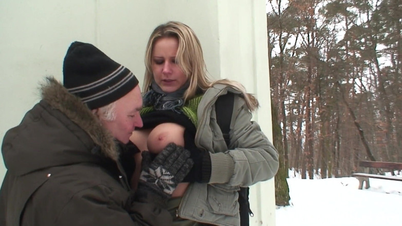 Nasty Public Sex: Oude man neukt rondborstige babe Samantha Jolie buitenshuis