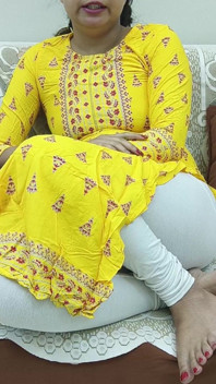 ソファでおっぱいを見せるサリーを着たインドのデジ女性