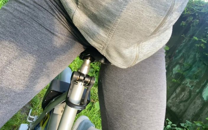 Elena studio: Usa una bicicleta para masturbación matutina y orgasmo