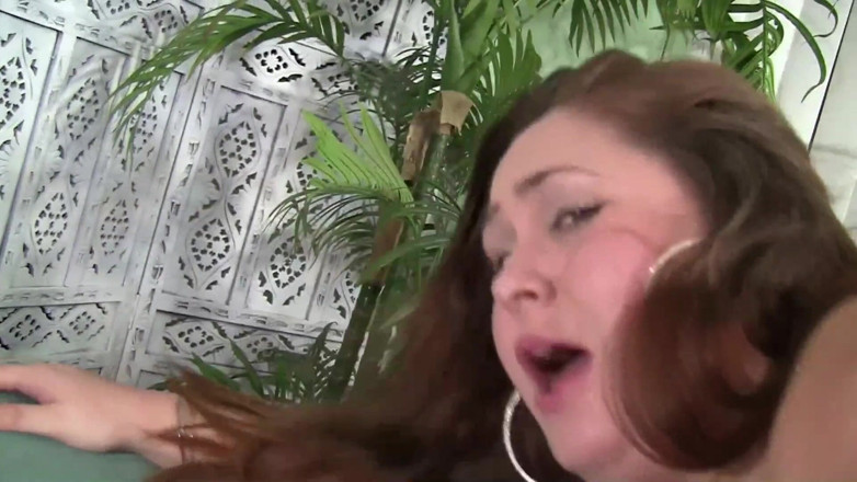 Wonderfull Bigboobs: Söt SSBBW -brud får en varm belastning på sina stora tuttar