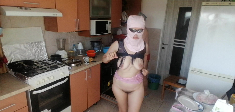 Mirsur: Casal Se Divertindo Na Cozinha. Esposa Sexy Fazendo Tarefas Em...
