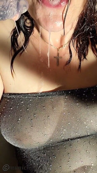 Napalona MILF dziwka ssie swoje dildo jak twój kutasz, dużo śliny i wytryskuj mnie w usta