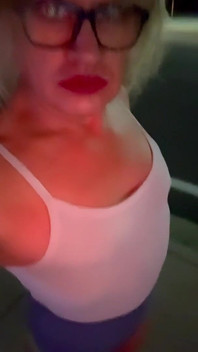 Orgoglioso pubblico sissy yoga culona pantaloncini troia