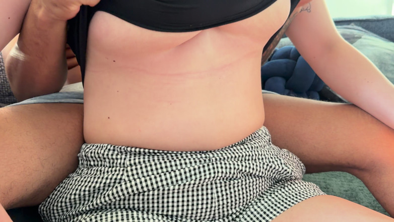 ScarletXoXo: Můj Nejlepší Přítel Neustále Prosí, Aby Viděl Moje Prsa, Takže...