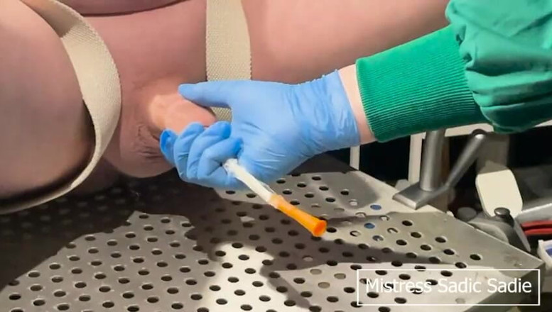 Sadic Sadie: Jednoduchá ukázka katétru, rozšíření jeho močové trubice