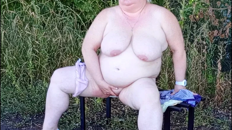 Zona901: Stepmom in the Park Undressing and Masturbating on a Bench